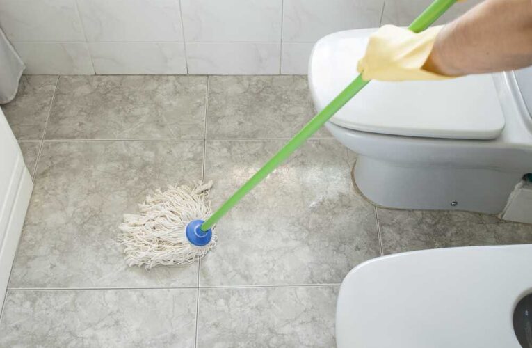 How to clean your bathroom floors efficiently