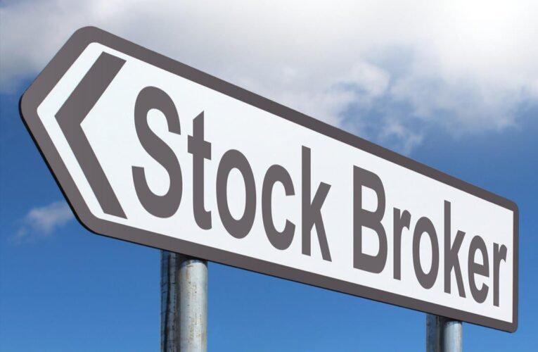 Discover the role of a stockbroker before starting an investment